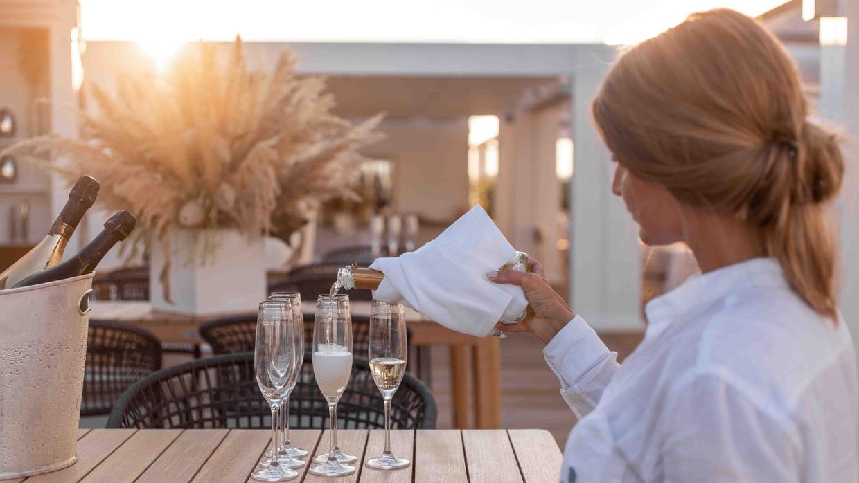 Pettolecchia Il Lido, Aperitivo al tramonto sulla spiaggia in Puglia